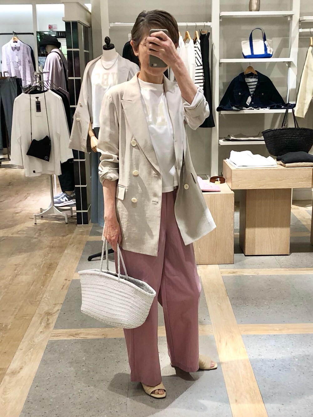 「オトナカジュアル、春コーデ、お出かけコーデ、大人コーデ、今日のコーデ、ロゴT、カラーパンツ、ワイドパンツ、麻ジャケット、ジャケット」｜「NOLLEY’Sのリネンヘリンボンダブルジャケット（テーラードジャケット、ベージュ系）」を使った、umezawa_nolさん（レディース・167cm）の春コーディネートの4枚目の写真