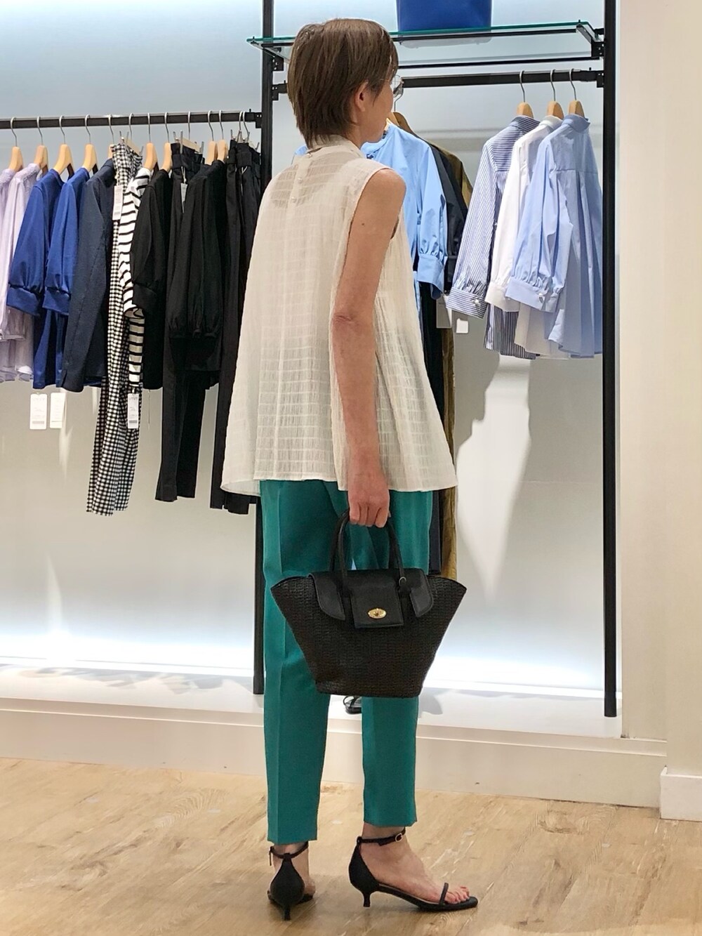 ホワイト系のシャツ/ブラウス、グリーン系のその他パンツを着用したレディースの春コーディネートの5枚目の写真