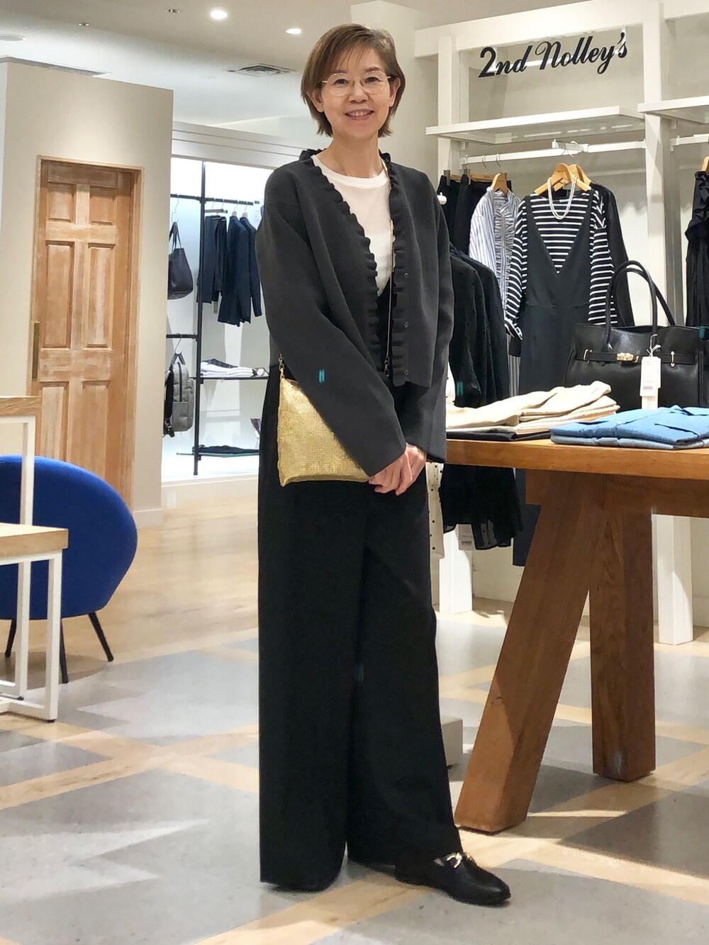 「カジュアルコーデ、キレイめカジュアル、秋コーデ、大人コーデ、秋、シンプル、大人カジュアル、高身長女子、サロペット、モノトーン」｜「NOLLEY’Sのウォッシャブルポプリンサロペットパンツ（サロペット/オーバーオール、ブラック系）」を使った、umezawa_nolさん（レディース・167cm）の秋コーディネートの5枚目の写真
