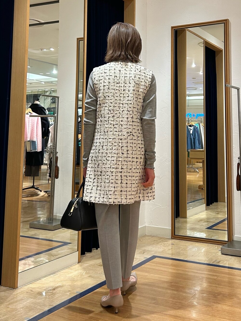 ホワイト系のワンピース、ブラック系のショルダーバッグ、グレー系のその他パンツを着用したレディースの冬コーディネートの6枚目の写真
