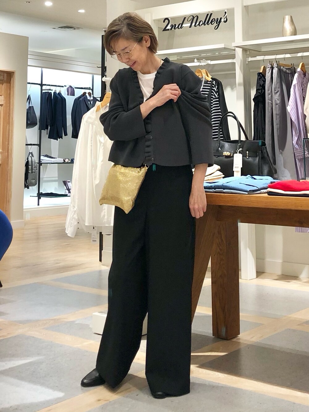 「カジュアルコーデ、キレイめカジュアル、秋コーデ、大人コーデ、秋、シンプル、大人カジュアル、高身長女子、サロペット、モノトーン」｜「NOLLEY’Sのウォッシャブルポプリンサロペットパンツ（サロペット/オーバーオール、ブラック系）」を使った、umezawa_nolさん（レディース・167cm）の秋コーディネートの3枚目の写真