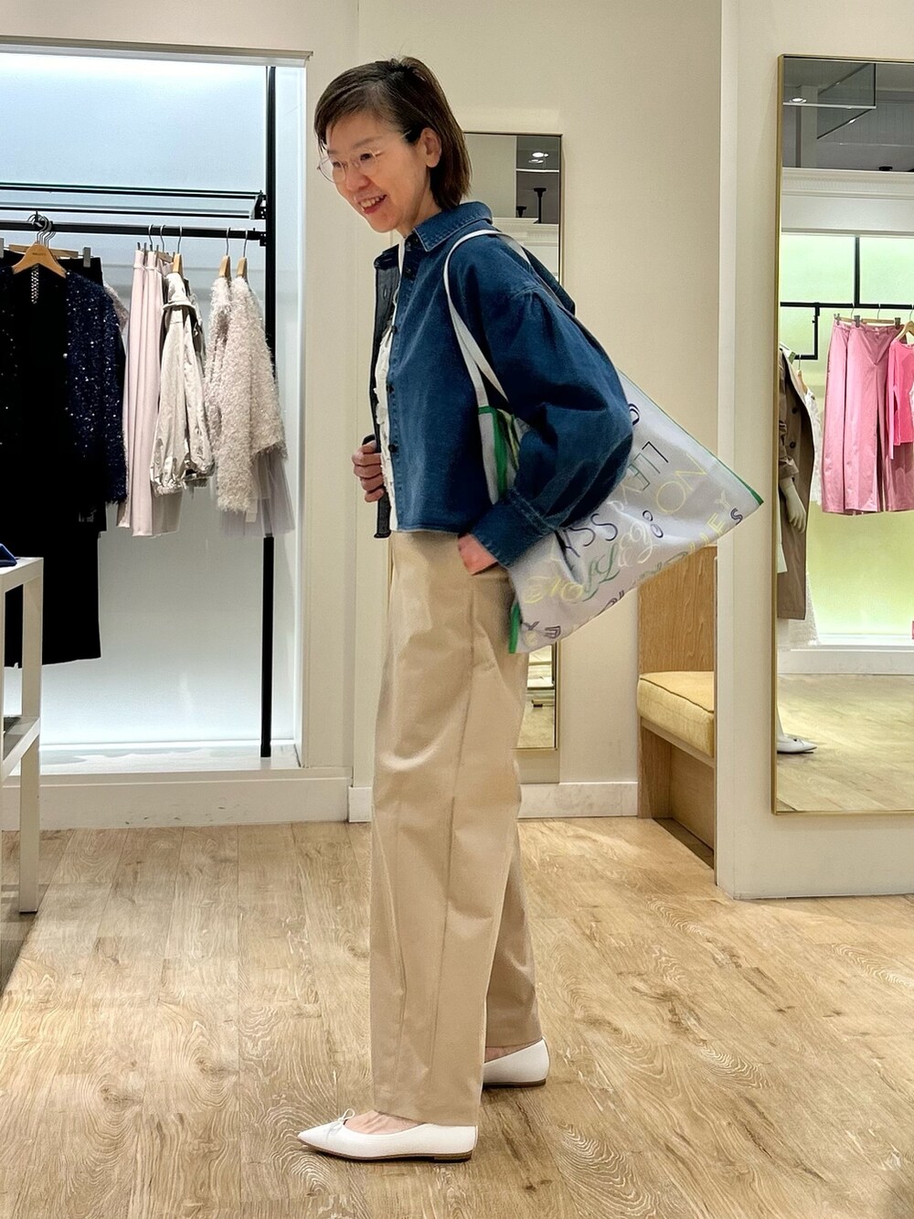 ホワイト系のバレエシューズ、ベージュ系のチノパンツ、ホワイト系のニット/セーターを着用したレディースの冬コーディネートの5枚目の写真