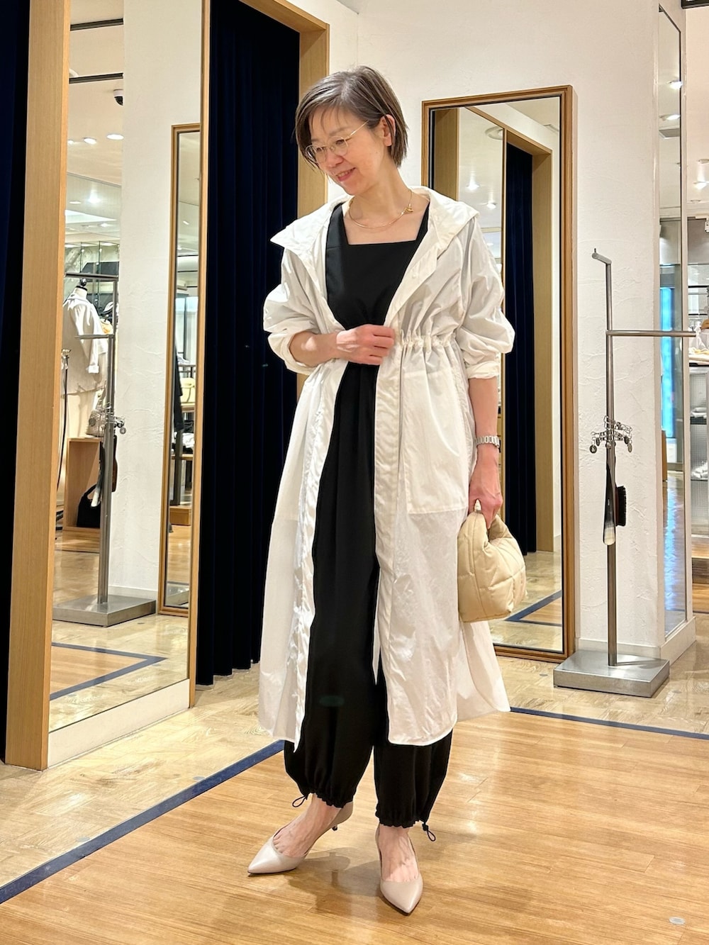 「春夏コーデ、大人カジュアル、大人コーデ、オールインワン、モノトーン、アウターコーデ、春アウター、きれいめカジュアル、アラフィフ」｜「Rie Millerのウォッシャブルスクエアネックオールインワン（つなぎ/オールインワン、ブラック系）」を使った、umezawa_nolさん（レディース・167cm）の春コーディネートの2枚目の写真