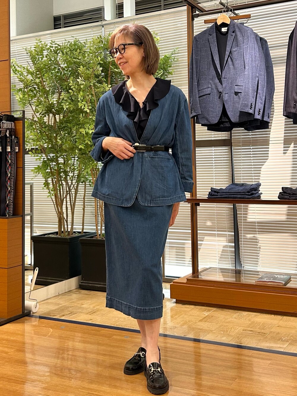 「春コーデ、デイリーカジュアル、セットアップスタイル、デニムコーデ、デニムジャケット、デニムスカート、ラッフルフリル、大人カジュアル、大人コーデ、アラフィフ、アラフィフコーデ」｜「Rie Millerの【RM denim】スリットタイトデニムスカート（スカート、ブルー系）」を使った、umezawa_nolさん（レディース・167cm）の春コーディネートの2枚目の写真