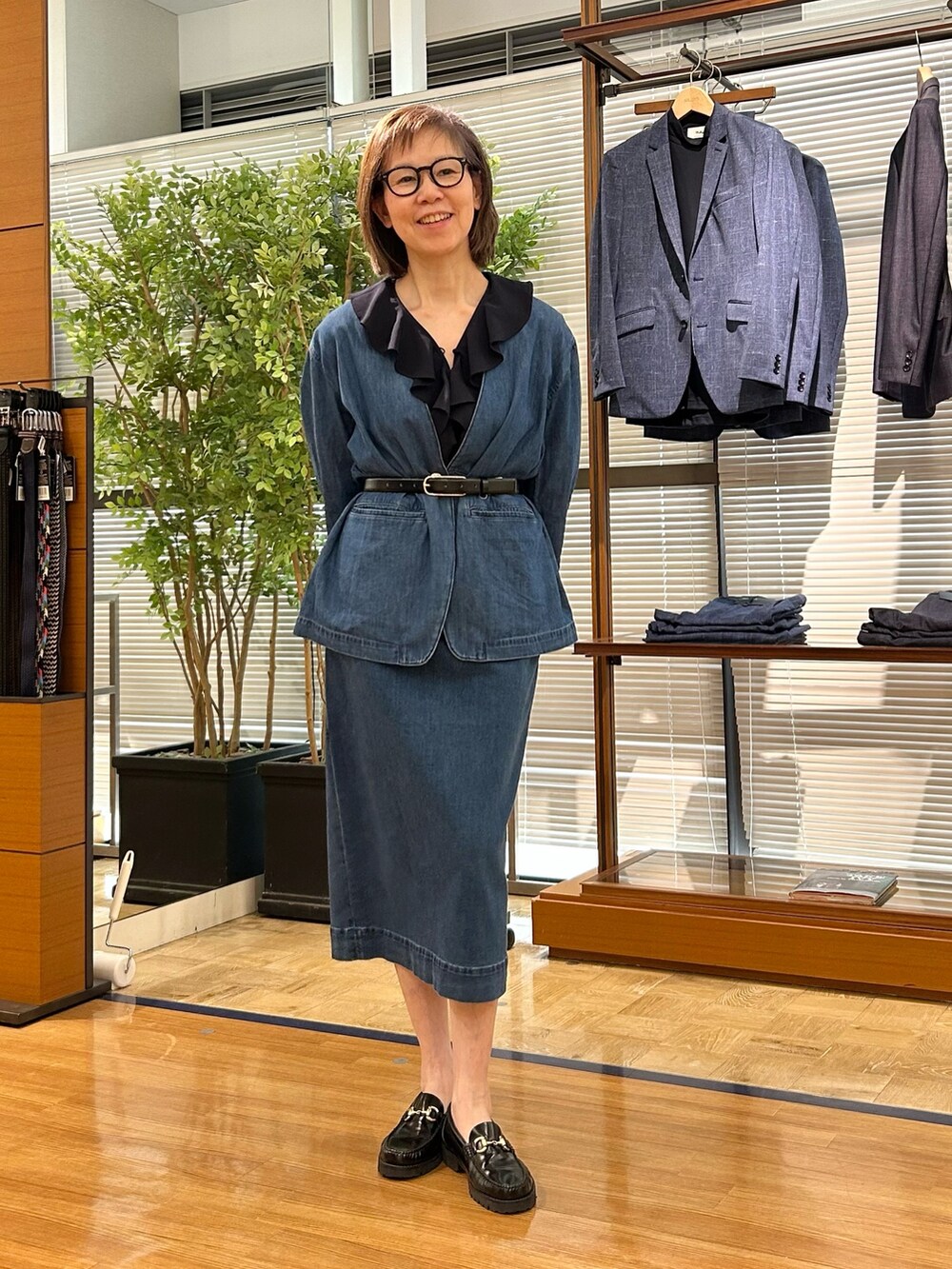「春コーデ、デイリーカジュアル、セットアップスタイル、デニムコーデ、デニムジャケット、デニムスカート、ラッフルフリル、大人カジュアル、大人コーデ、アラフィフ、アラフィフコーデ」｜「Rie Millerの【RM denim】スリットタイトデニムスカート（スカート、ブルー系）」を使った、umezawa_nolさん（レディース・167cm）の春コーディネートの3枚目の写真