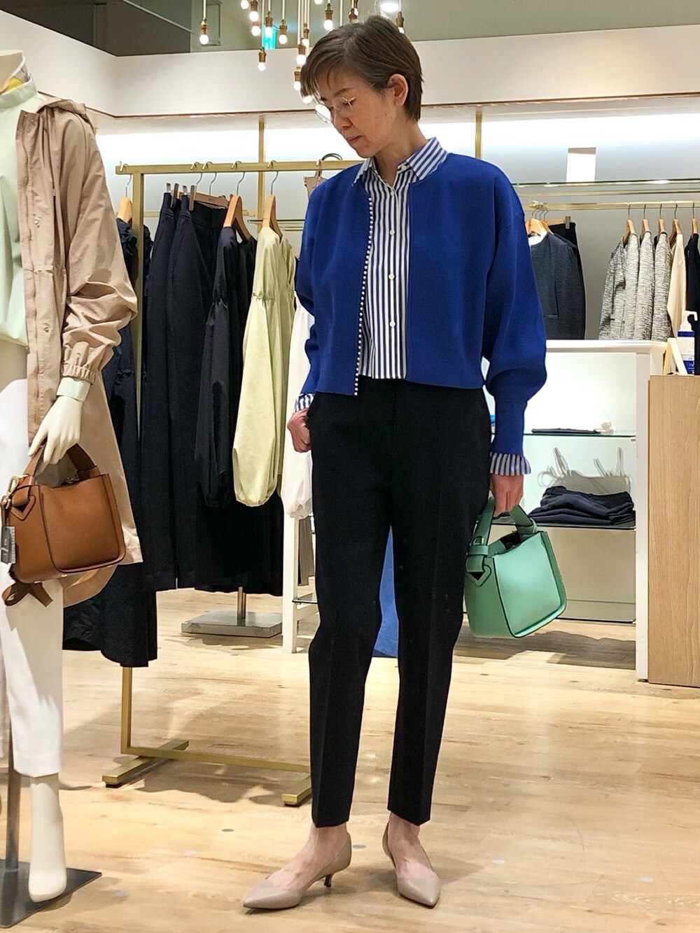 ブルー系のカーディガン/ボレロ、ブルー系のその他パンツ、ブルー系のシャツ/ブラウスを着用したレディースの春コーディネートの2枚目の写真