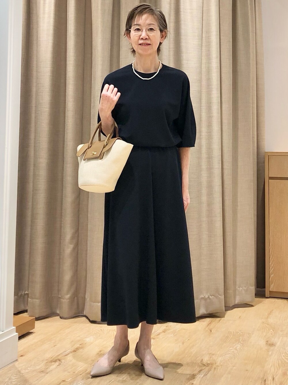 ブルー系のスカート、ブルー系のTシャツ/カットソーを着用したレディースの春コーディネートの3枚目の写真