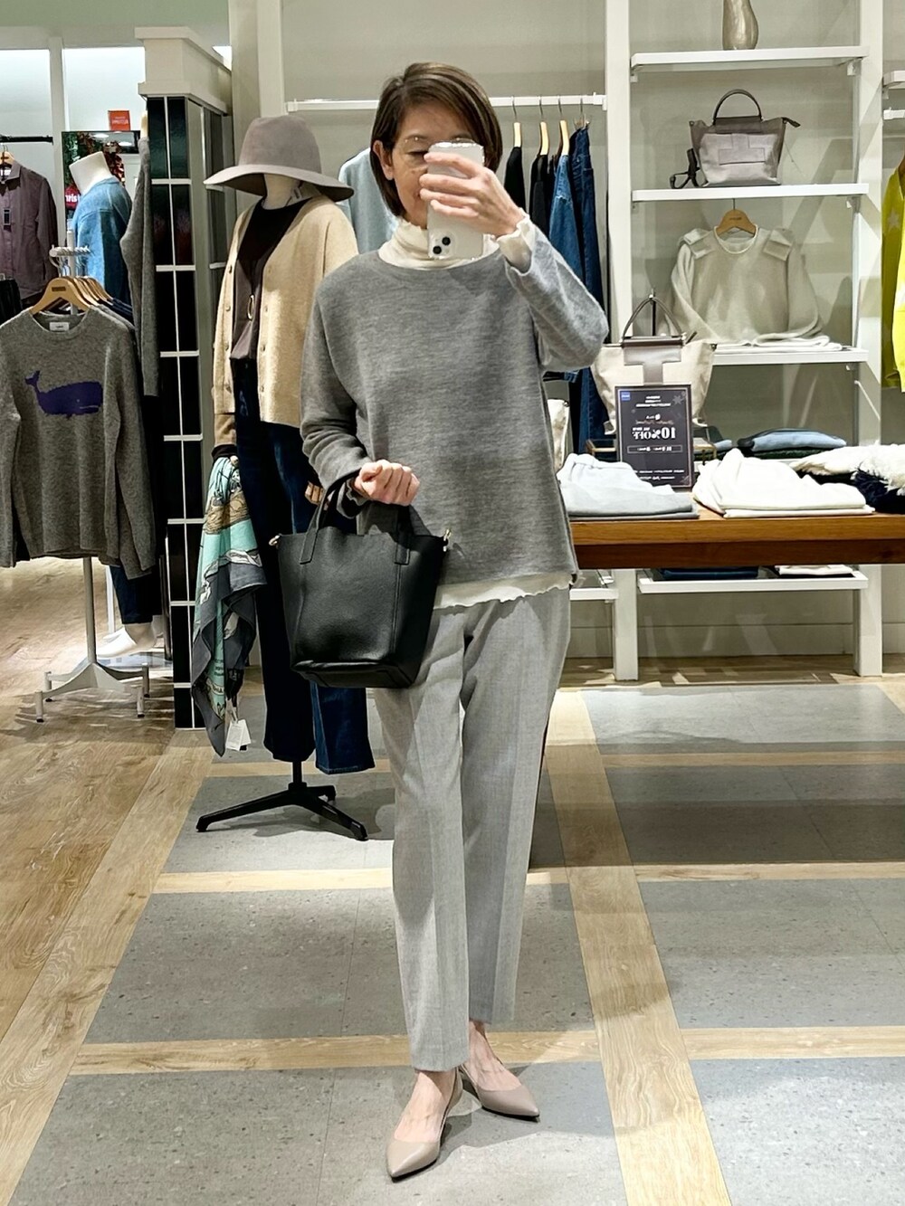 グレー系のその他パンツ、ブラック系のトートバッグ、グレー系のニット/セーターを着用したレディースの秋コーディネートの6枚目の写真