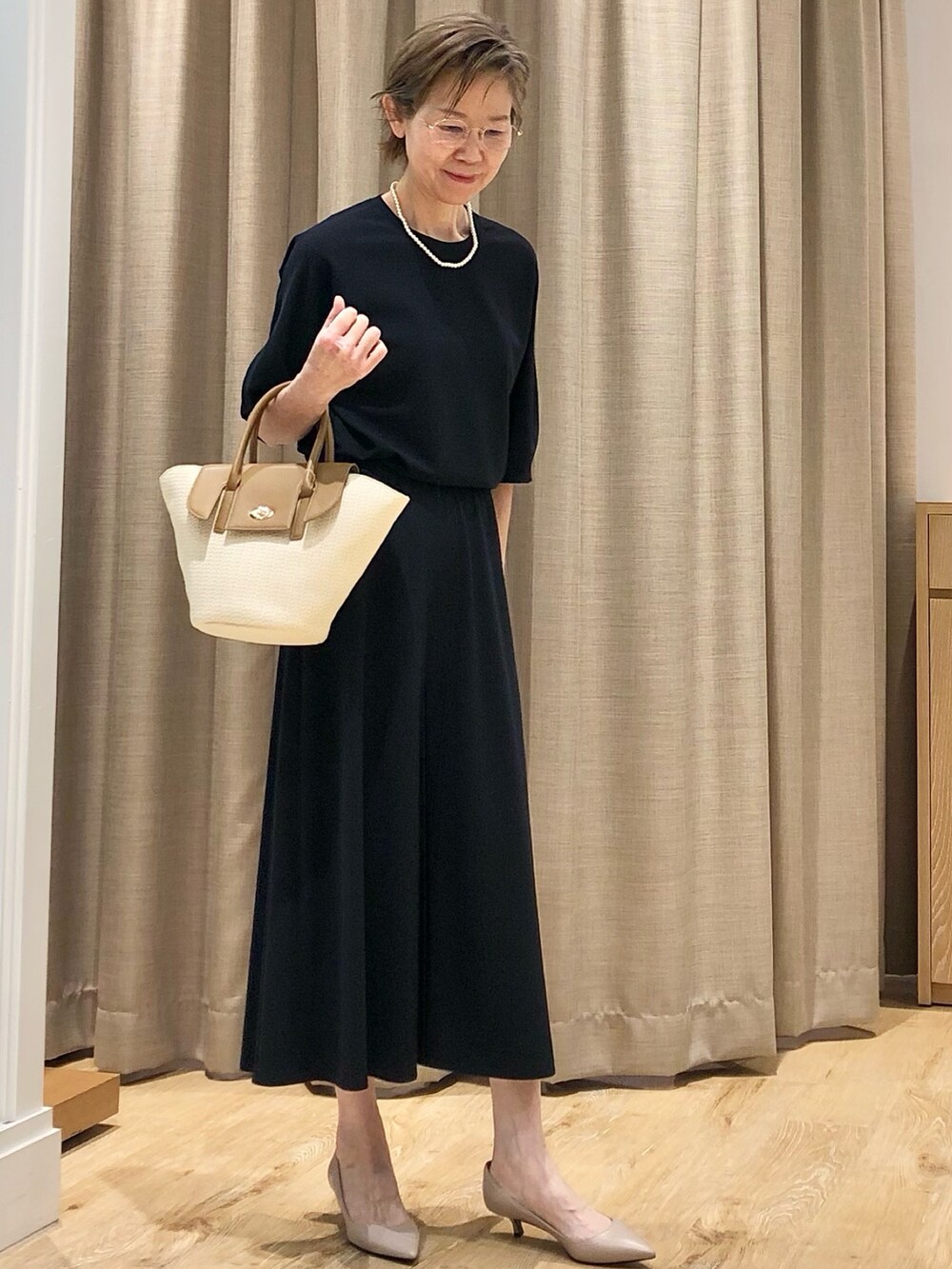 ブルー系のスカート、ブルー系のTシャツ/カットソーを着用したレディースの春コーディネートの2枚目の写真