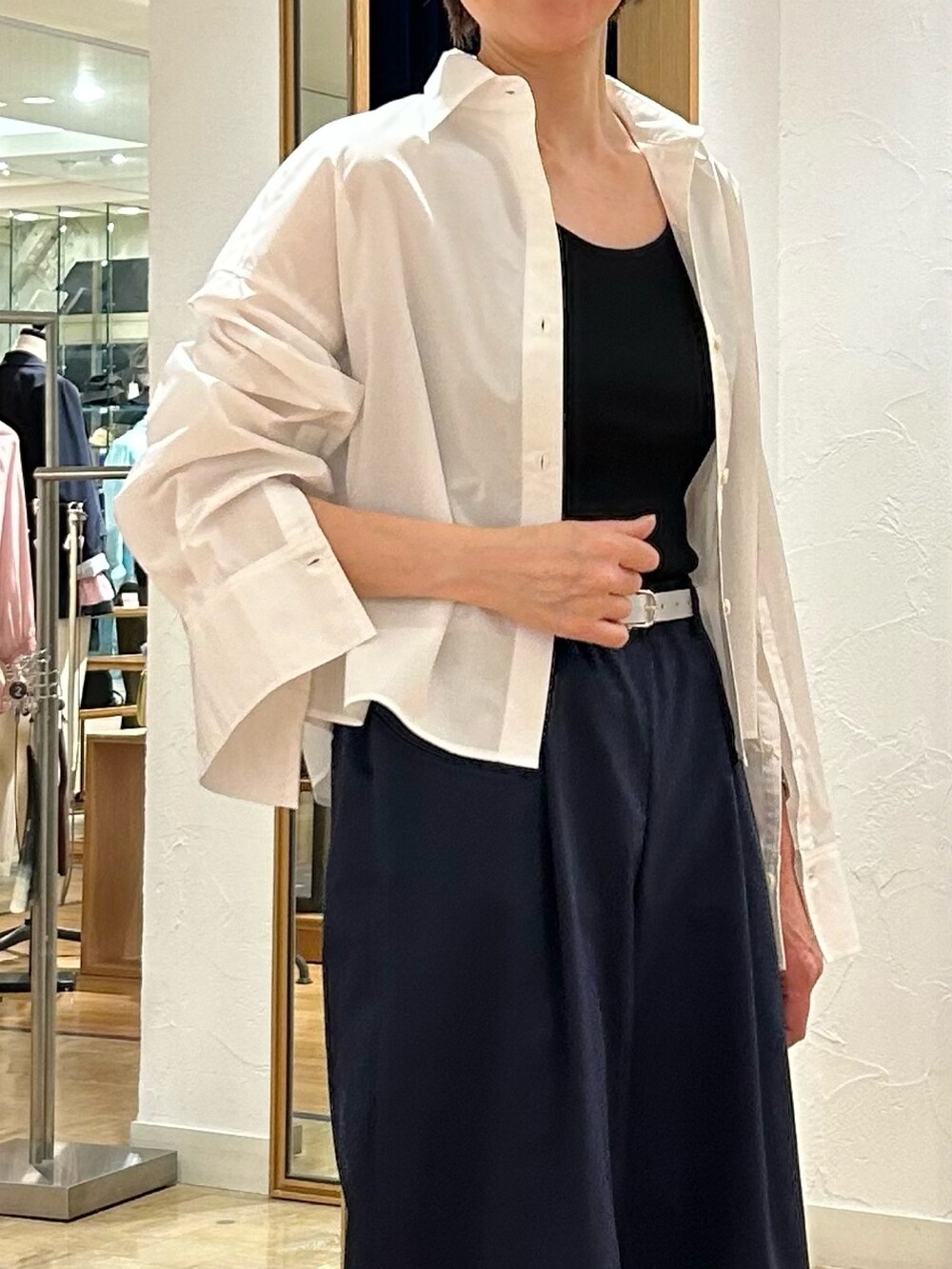 ブルー系のその他パンツ、ブラック系のショルダーバッグ、ブラック系のタンクトップを着用したレディースの春コーディネートの6枚目の写真