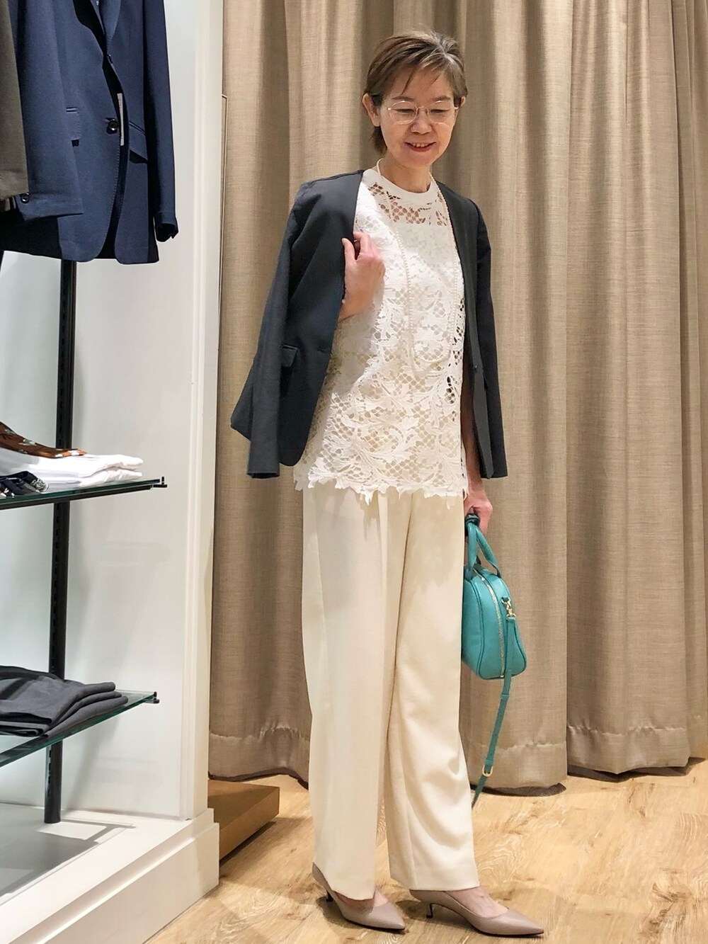 ホワイト系のその他パンツ、グリーン系のボストンバッグ、ホワイト系のシャツ/ブラウスを着用したレディースの夏コーディネートの4枚目の写真