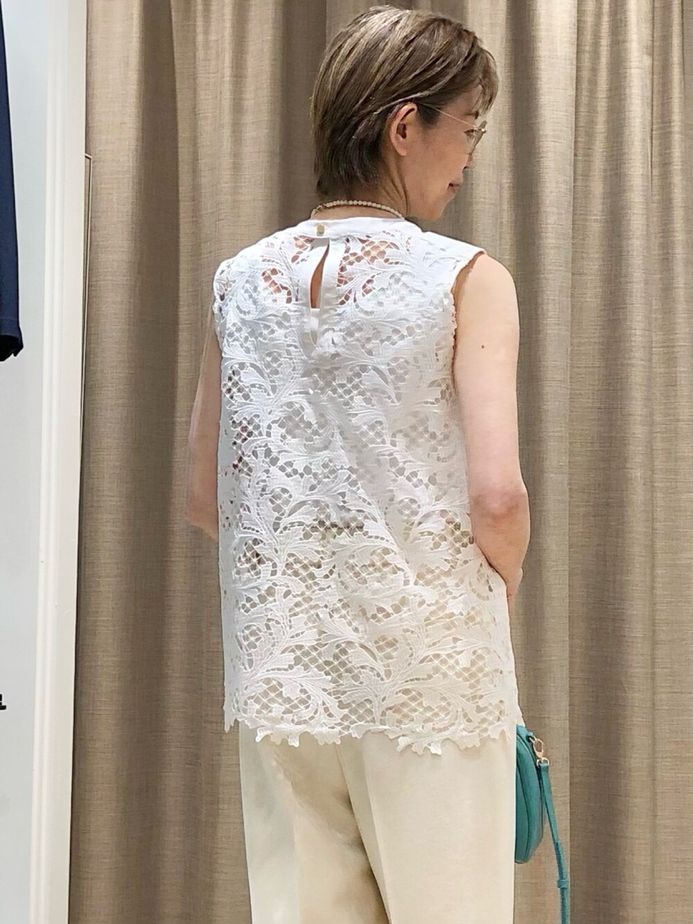 ホワイト系のその他パンツ、グリーン系のボストンバッグ、ホワイト系のシャツ/ブラウスを着用したレディースの夏コーディネートの4枚目の写真