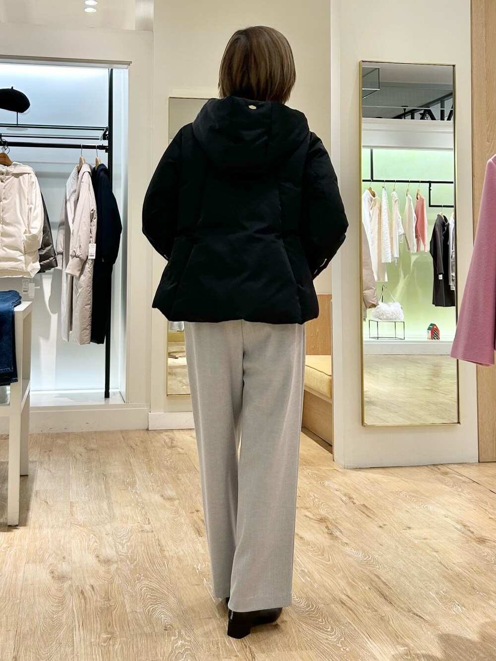ブラック系のダウンジャケット/コート、グレー系のニット/セーター、グレー系のその他パンツを着用したレディースの冬コーディネートの7枚目の写真