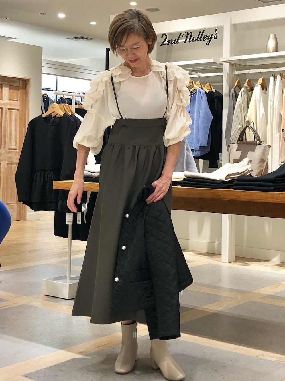 ホワイト系のシャツ/ブラウス、グレー系のスカート、ブラック系のブルゾンを着用したレディースの秋コーディネートの3枚目の写真