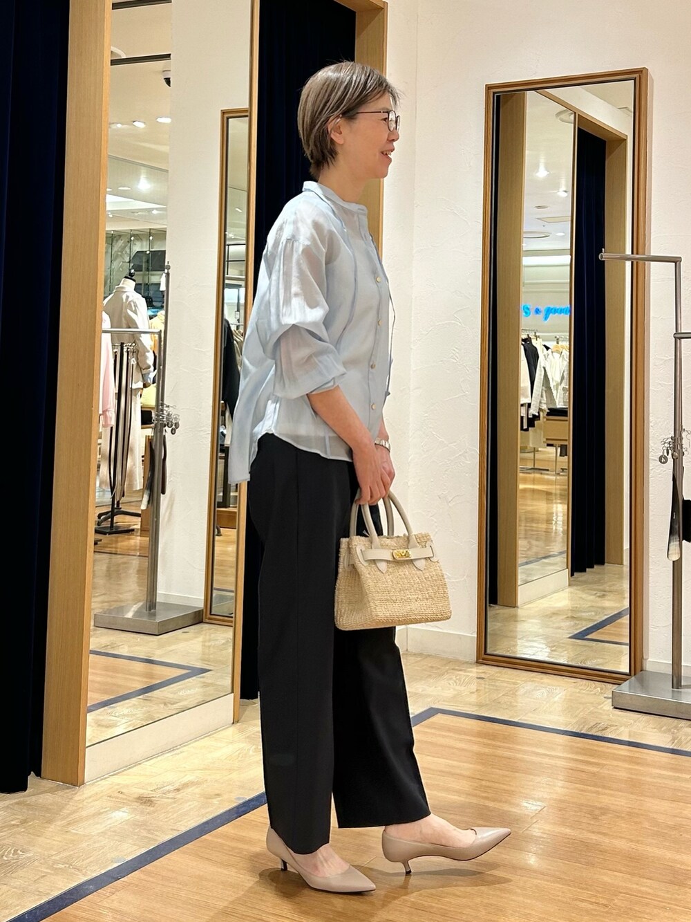 ブルー系のその他パンツ、ブルー系のシャツ/ブラウス、ホワイト系のタンクトップを着用したレディースの春コーディネートの2枚目の写真