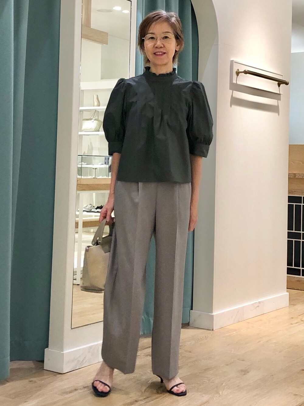 グレー系のその他パンツ、グレー系のシャツ/ブラウスを着用したレディースの夏コーディネートの6枚目の写真