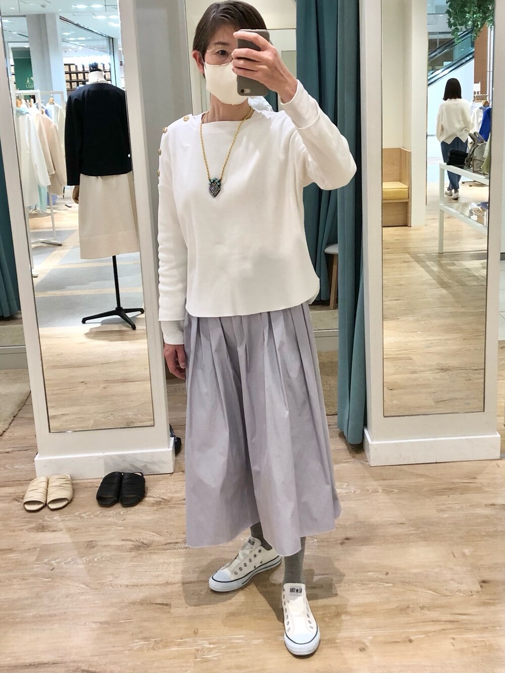 ホワイト系のTシャツ/カットソー、パープル系のスカートを着用したレディースの春コーディネートの3枚目の写真