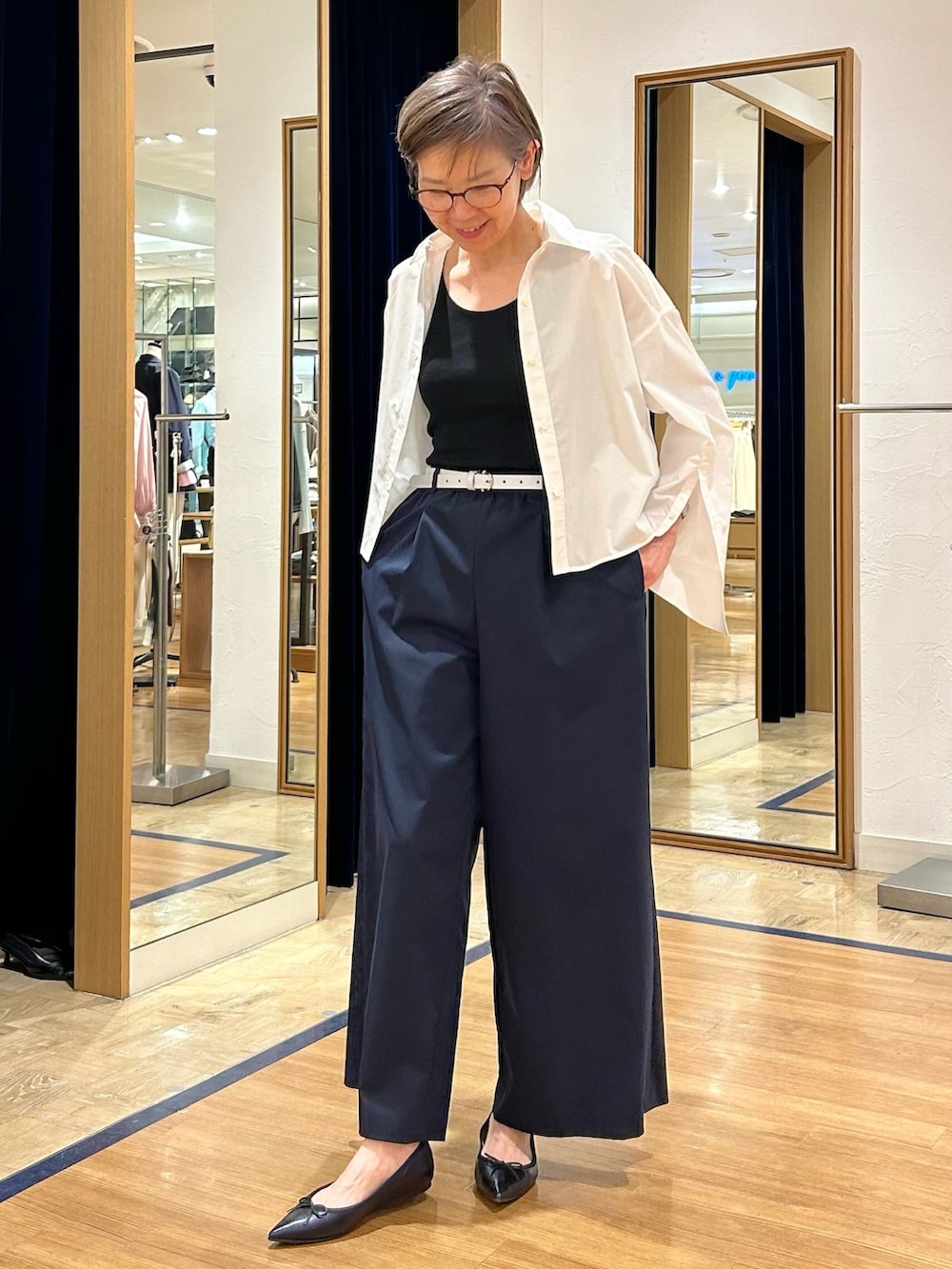 ブルー系のその他パンツ、ブラック系のショルダーバッグ、ブラック系のタンクトップを着用したレディースの春コーディネートの7枚目の写真