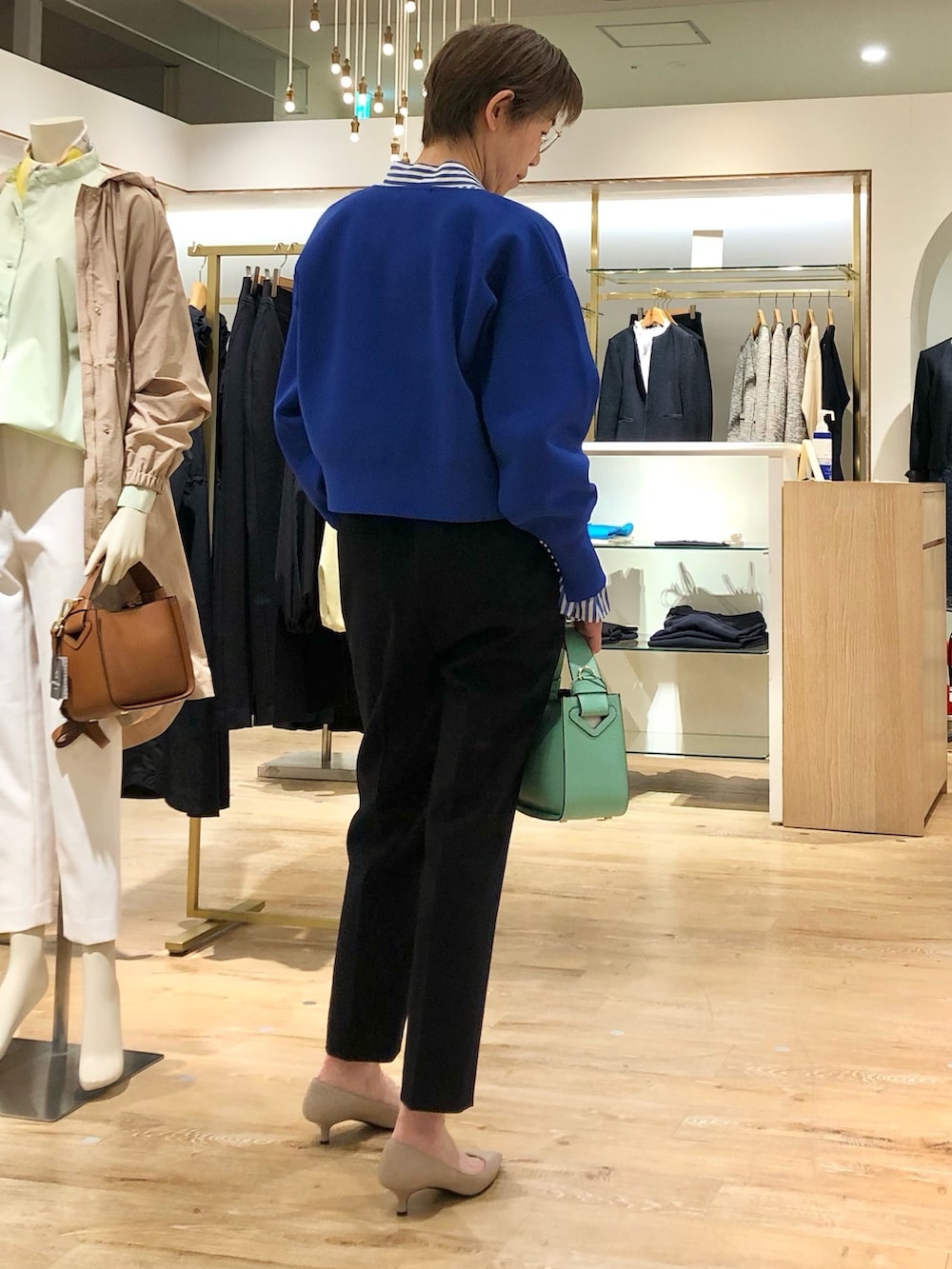 ブルー系のカーディガン/ボレロ、ブルー系のその他パンツ、ブルー系のシャツ/ブラウスを着用したレディースの春コーディネートの5枚目の写真