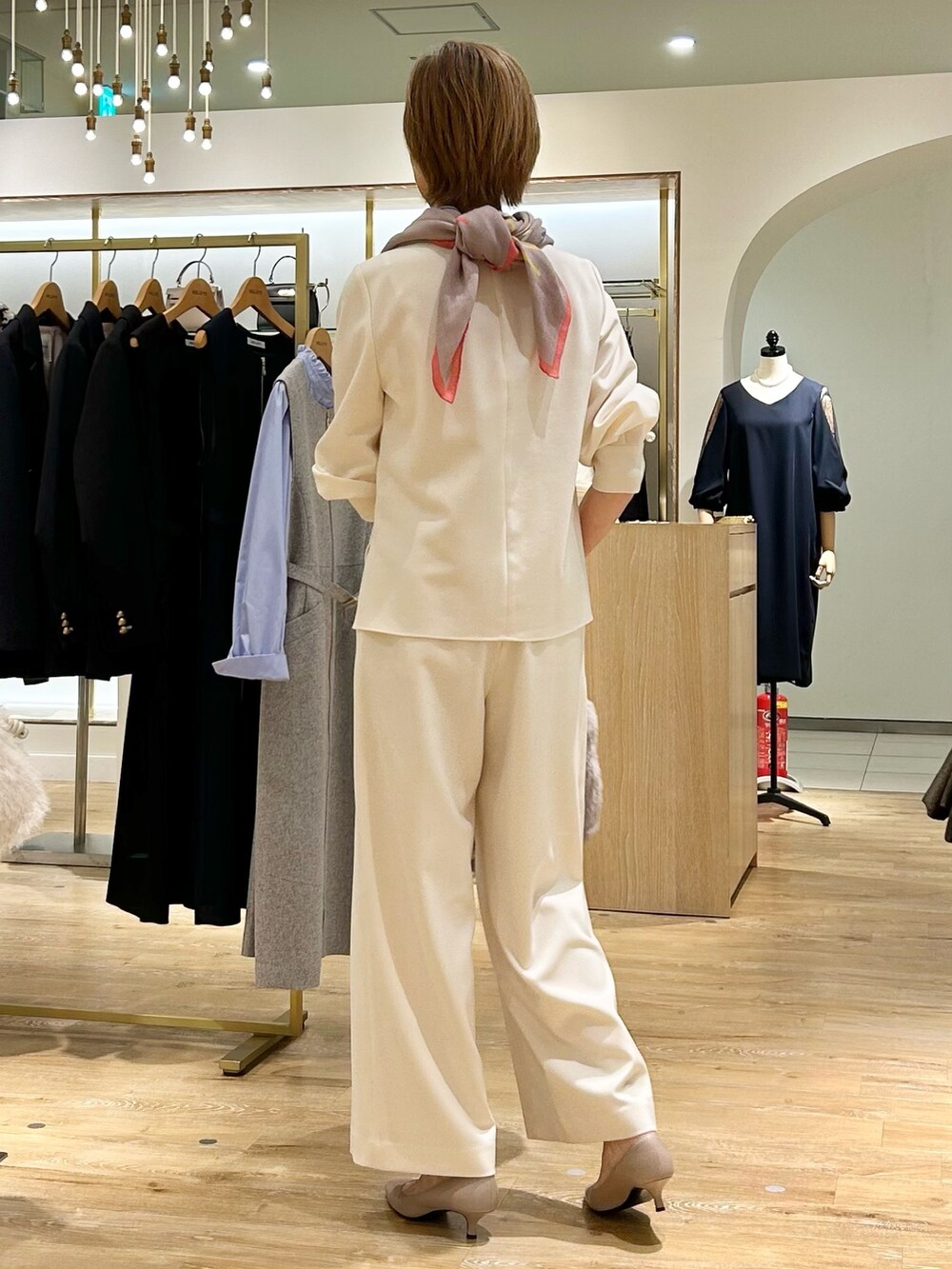 ホワイト系のその他パンツ、グレー系のショルダーバッグ、ホワイト系のシャツ/ブラウスを着用したレディースの秋コーディネートの6枚目の写真