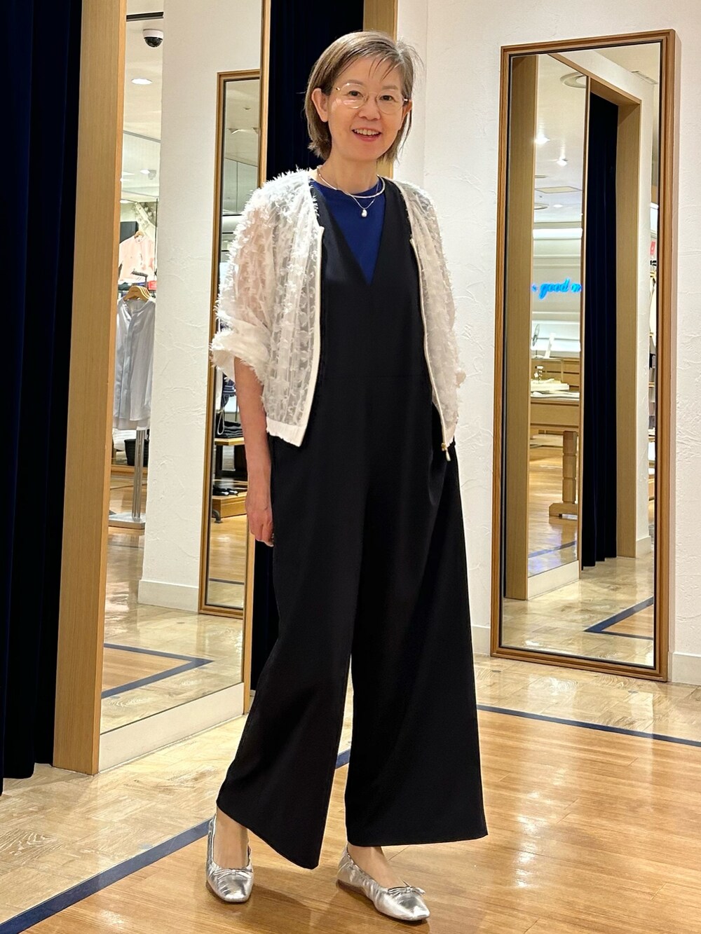 ブラック系のつなぎ/オールインワン、ホワイト系のブルゾン、ブルー系のTシャツ/カットソーを着用したレディースの夏コーディネートの5枚目の写真