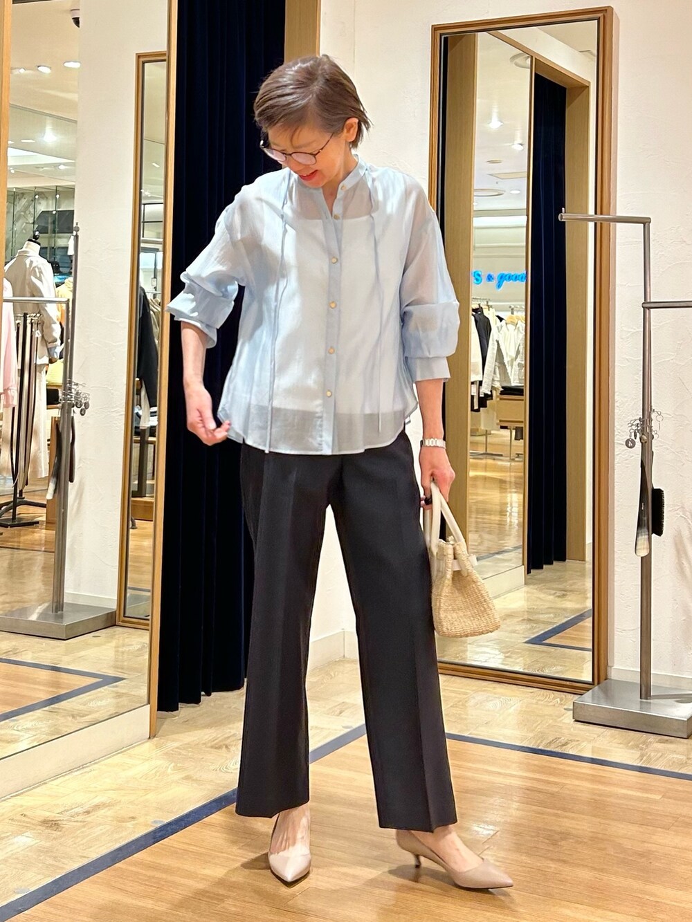 ブルー系のその他パンツ、ブルー系のシャツ/ブラウス、ホワイト系のタンクトップを着用したレディースの春コーディネートの4枚目の写真