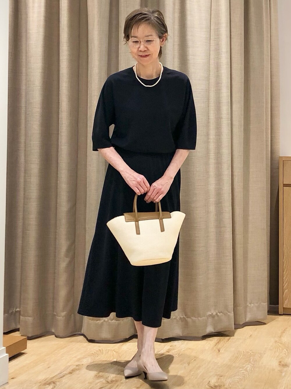 ブルー系のスカート、ブルー系のTシャツ/カットソーを着用したレディースの春コーディネートの4枚目の写真