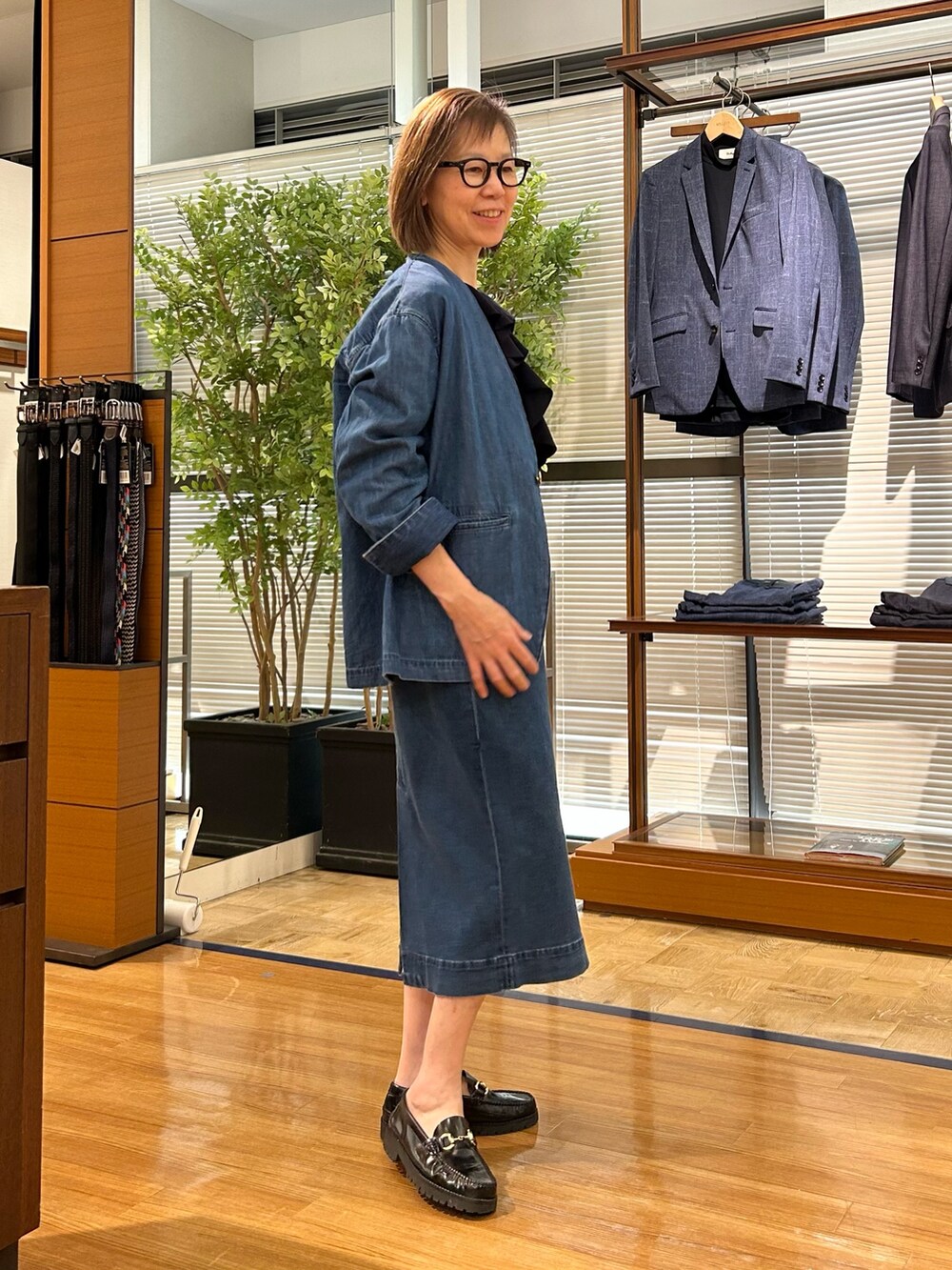 「春コーデ、デイリーカジュアル、セットアップスタイル、デニムコーデ、デニムジャケット、デニムスカート、ラッフルフリル、大人カジュアル、大人コーデ、アラフィフ、アラフィフコーデ」｜「Rie Millerの【RM denim】スリットタイトデニムスカート（スカート、ブルー系）」を使った、umezawa_nolさん（レディース・167cm）の春コーディネートの6枚目の写真