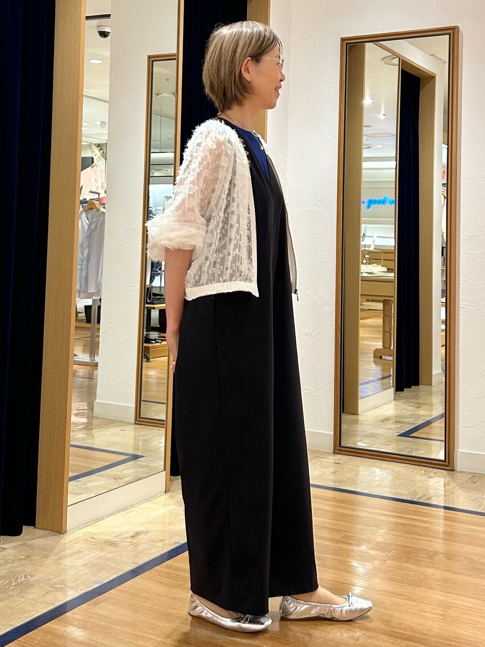 ブラック系のつなぎ/オールインワン、ホワイト系のブルゾン、ブルー系のTシャツ/カットソーを着用したレディースの夏コーディネートの2枚目の写真