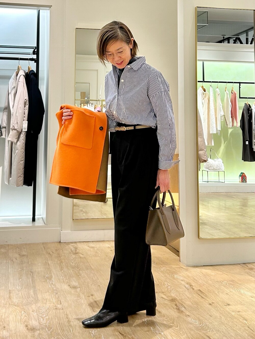 「タートルネック、パンツスタイル、シャツスタイル、タックワイドパンツ、ストライプシャツ、ベルト、仕事コーデ、通勤コーデ、きれい目コーデ、チャコールグレー」｜「NOLLEY’Sのウォッシャブルタックワイド裏起毛パンツ（その他パンツ、グレー系）」を使った、umezawa_nolさん（レディース・167cm）の冬コーディネートの4枚目の写真