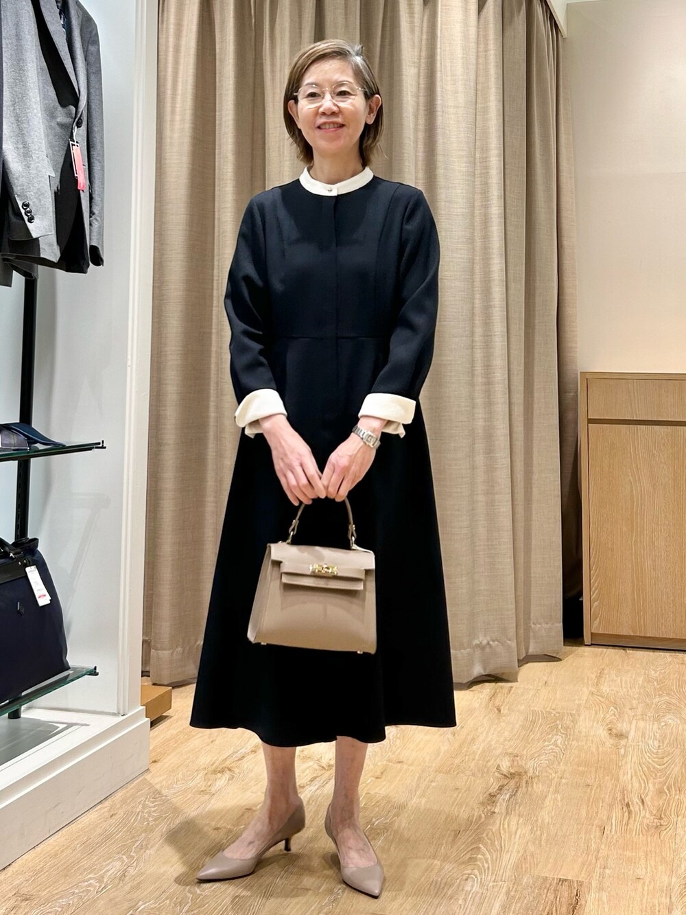 ブルー系のワンピースを着用したレディースの冬コーディネートの3枚目の写真