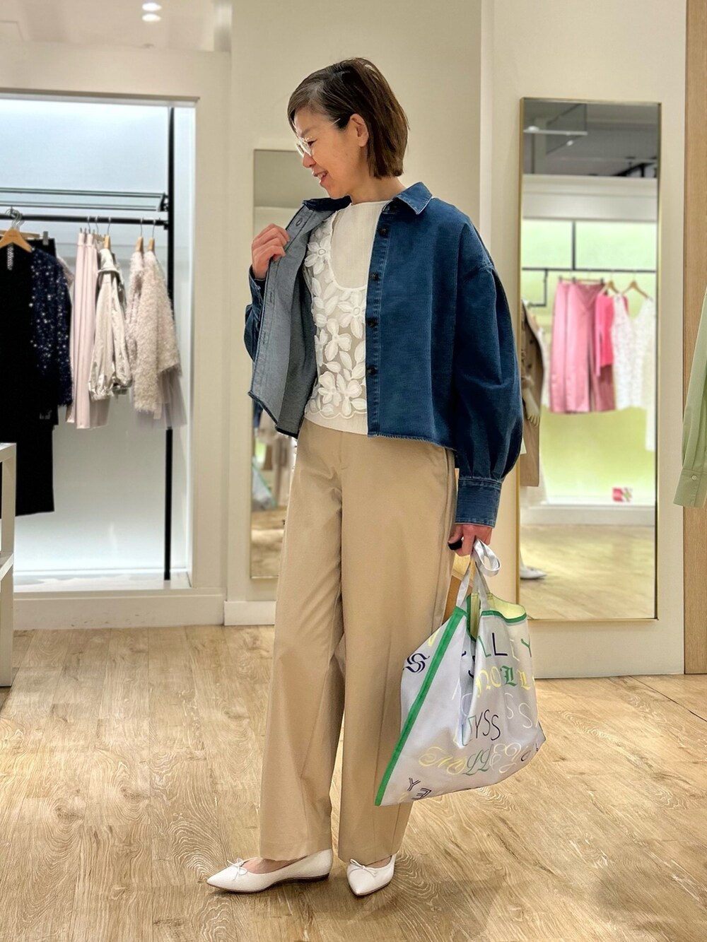 ホワイト系のバレエシューズ、ベージュ系のチノパンツ、ホワイト系のニット/セーターを着用したレディースの冬コーディネートの2枚目の写真