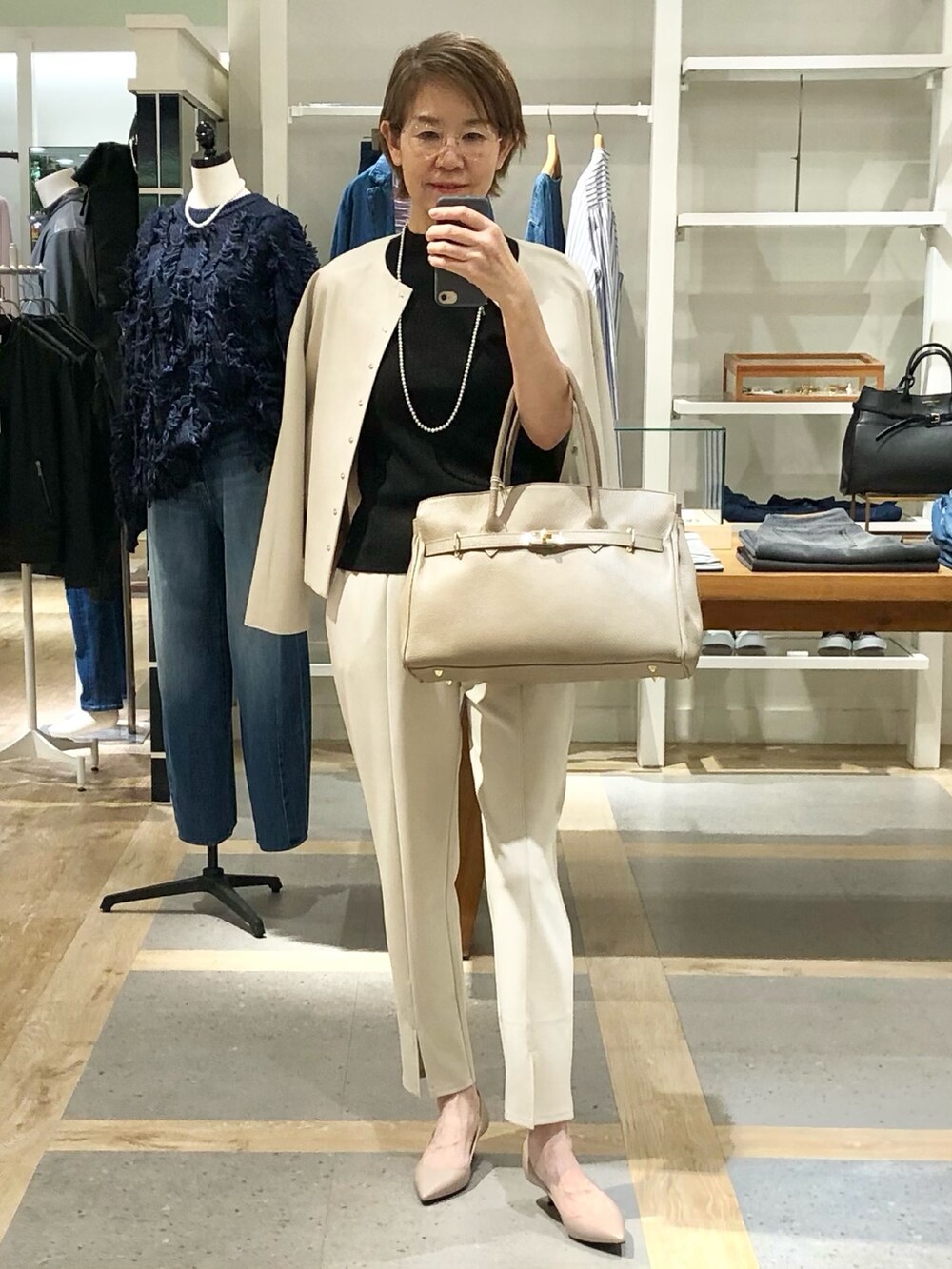 ベージュ系のその他パンツ、ベージュ系のブルゾン、ブラック系のニット/セーターを着用したレディースの秋コーディネートの7枚目の写真