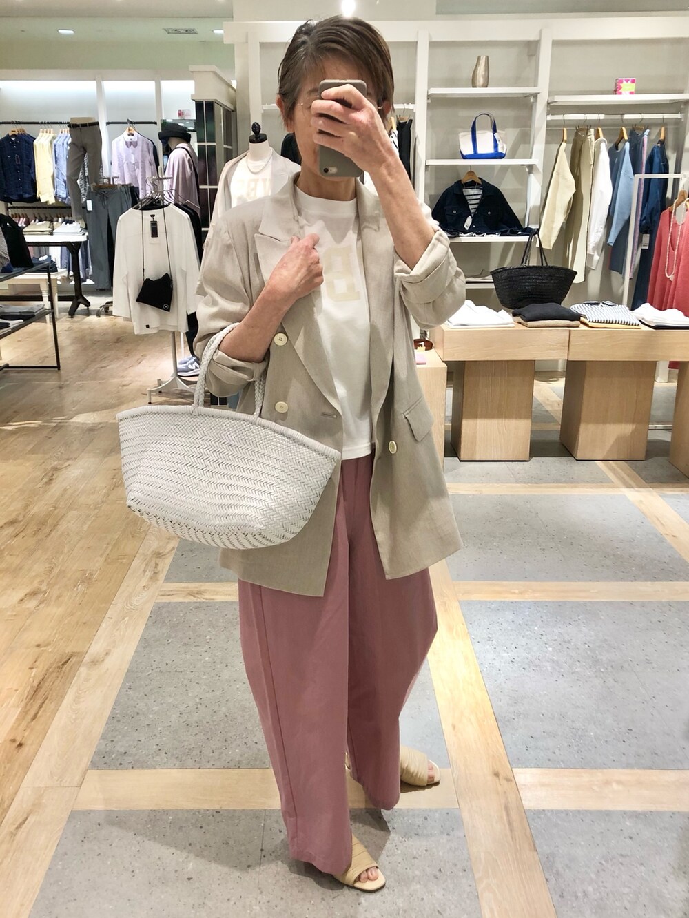 「オトナカジュアル、春コーデ、お出かけコーデ、大人コーデ、今日のコーデ、ロゴT、カラーパンツ、ワイドパンツ、麻ジャケット、ジャケット」｜「NOLLEY’Sのリネンヘリンボンダブルジャケット（テーラードジャケット、ベージュ系）」を使った、umezawa_nolさん（レディース・167cm）の春コーディネートの2枚目の写真