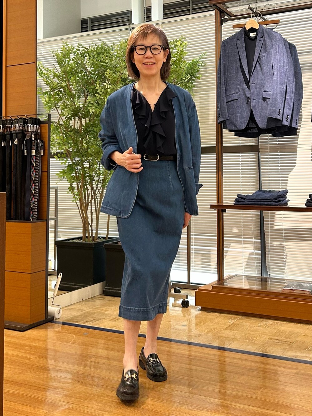 「春コーデ、デイリーカジュアル、セットアップスタイル、デニムコーデ、デニムジャケット、デニムスカート、ラッフルフリル、大人カジュアル、大人コーデ、アラフィフ、アラフィフコーデ」｜「Rie Millerの【RM denim】スリットタイトデニムスカート（スカート、ブルー系）」を使った、umezawa_nolさん（レディース・167cm）の春コーディネートの8枚目の写真