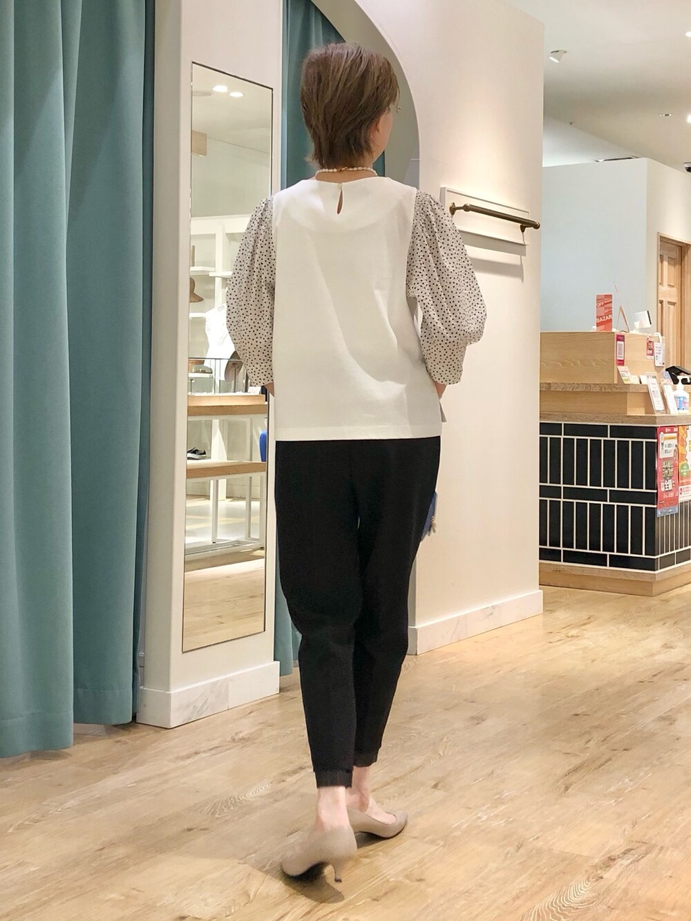 ブラック系のその他パンツ、ホワイト系のTシャツ/カットソー、ホワイト系のネックレスを着用したレディースの夏コーディネートの3枚目の写真