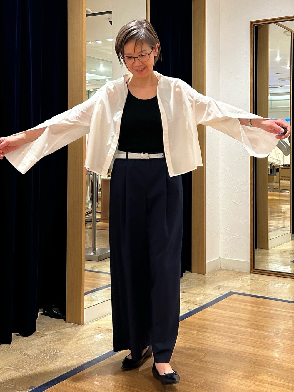 ブルー系のその他パンツ、ブラック系のショルダーバッグ、ブラック系のタンクトップを着用したレディースの春コーディネートの5枚目の写真