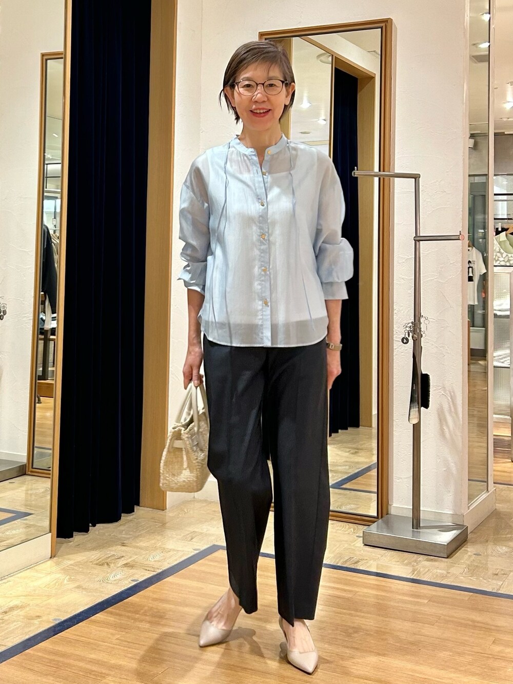 ブルー系のその他パンツ、ブルー系のシャツ/ブラウス、ホワイト系のタンクトップを着用したレディースの春コーディネートの6枚目の写真