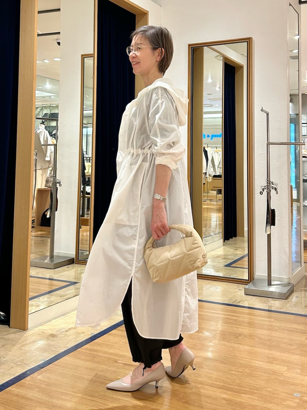 「春夏コーデ、大人カジュアル、大人コーデ、オールインワン、モノトーン、アウターコーデ、春アウター、きれいめカジュアル、アラフィフ」｜「Rie Millerのウォッシャブルスクエアネックオールインワン（つなぎ/オールインワン、ブラック系）」を使った、umezawa_nolさん（レディース・167cm）の春コーディネートの5枚目の写真