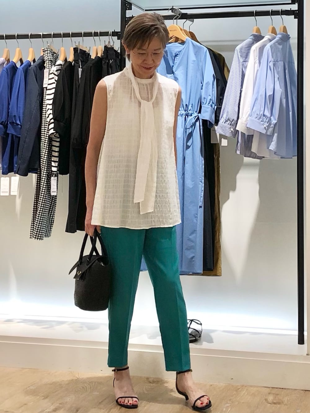 ホワイト系のシャツ/ブラウス、グリーン系のその他パンツを着用したレディースの春コーディネートの2枚目の写真