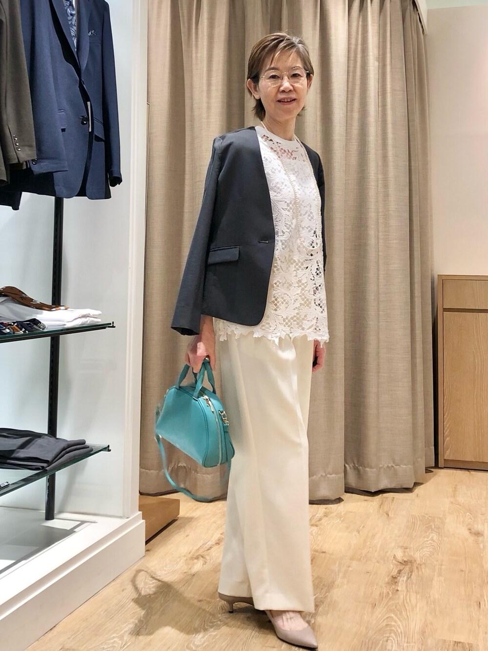 ホワイト系のその他パンツ、グリーン系のボストンバッグ、ホワイト系のシャツ/ブラウスを着用したレディースの夏コーディネートの5枚目の写真