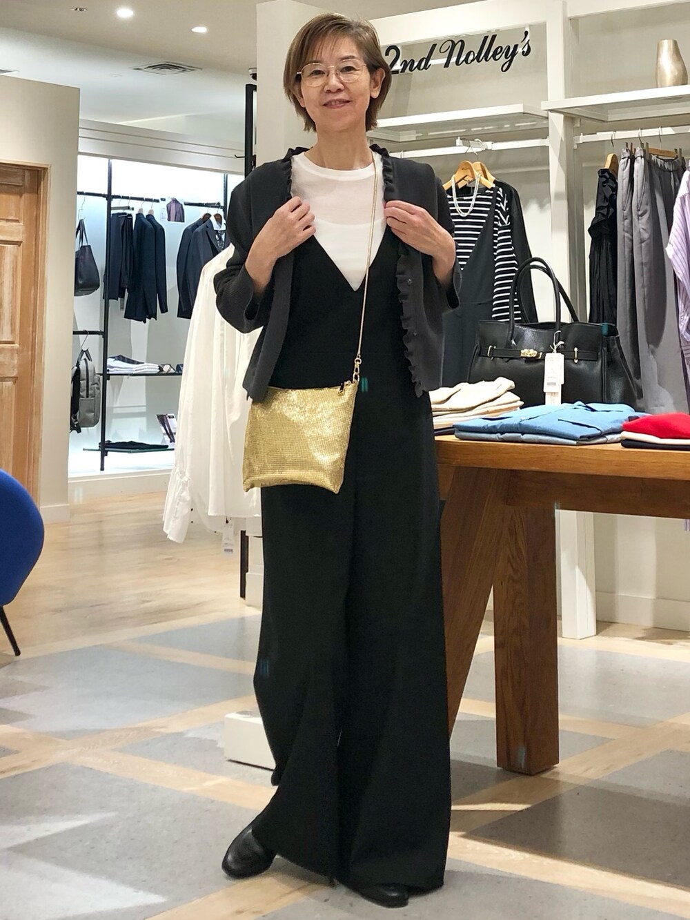 「カジュアルコーデ、キレイめカジュアル、秋コーデ、大人コーデ、秋、シンプル、大人カジュアル、高身長女子、サロペット、モノトーン」｜「NOLLEY’Sのウォッシャブルポプリンサロペットパンツ（サロペット/オーバーオール、ブラック系）」を使った、umezawa_nolさん（レディース・167cm）の秋コーディネートの4枚目の写真