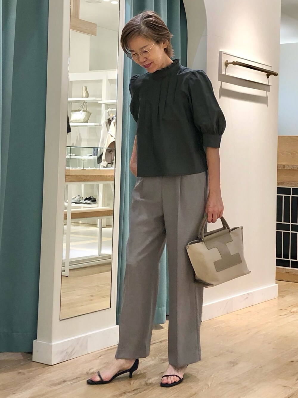 グレー系のその他パンツ、グレー系のシャツ/ブラウスを着用したレディースの夏コーディネートの5枚目の写真