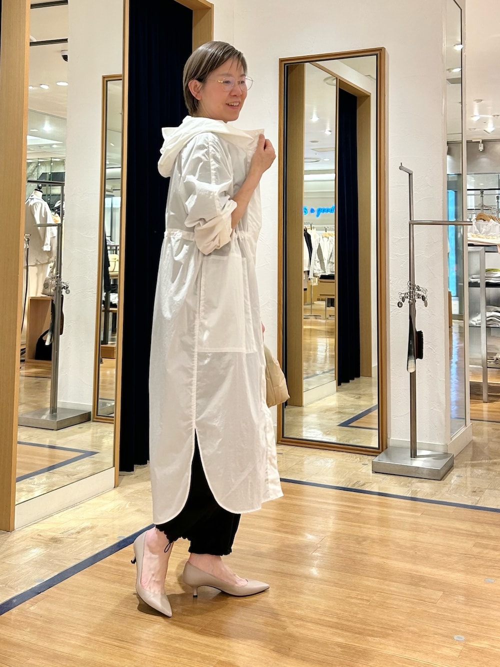 「春夏コーデ、大人カジュアル、大人コーデ、オールインワン、モノトーン、アウターコーデ、春アウター、きれいめカジュアル、アラフィフ」｜「Rie Millerのウォッシャブルスクエアネックオールインワン（つなぎ/オールインワン、ブラック系）」を使った、umezawa_nolさん（レディース・167cm）の春コーディネートの4枚目の写真