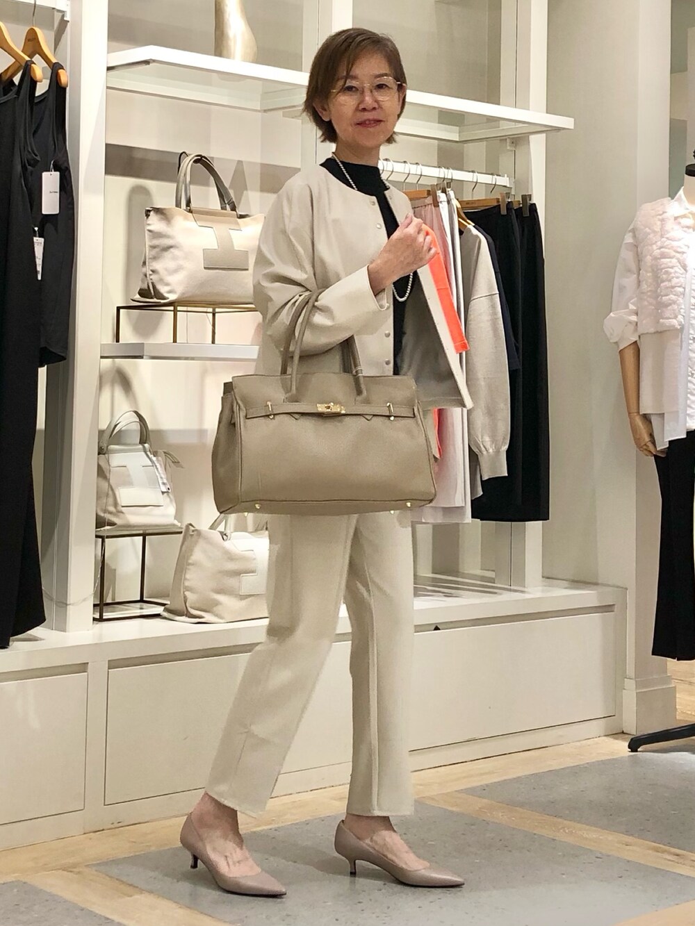 ベージュ系のその他パンツ、ベージュ系のブルゾン、ブラック系のニット/セーターを着用したレディースの秋コーディネートの5枚目の写真