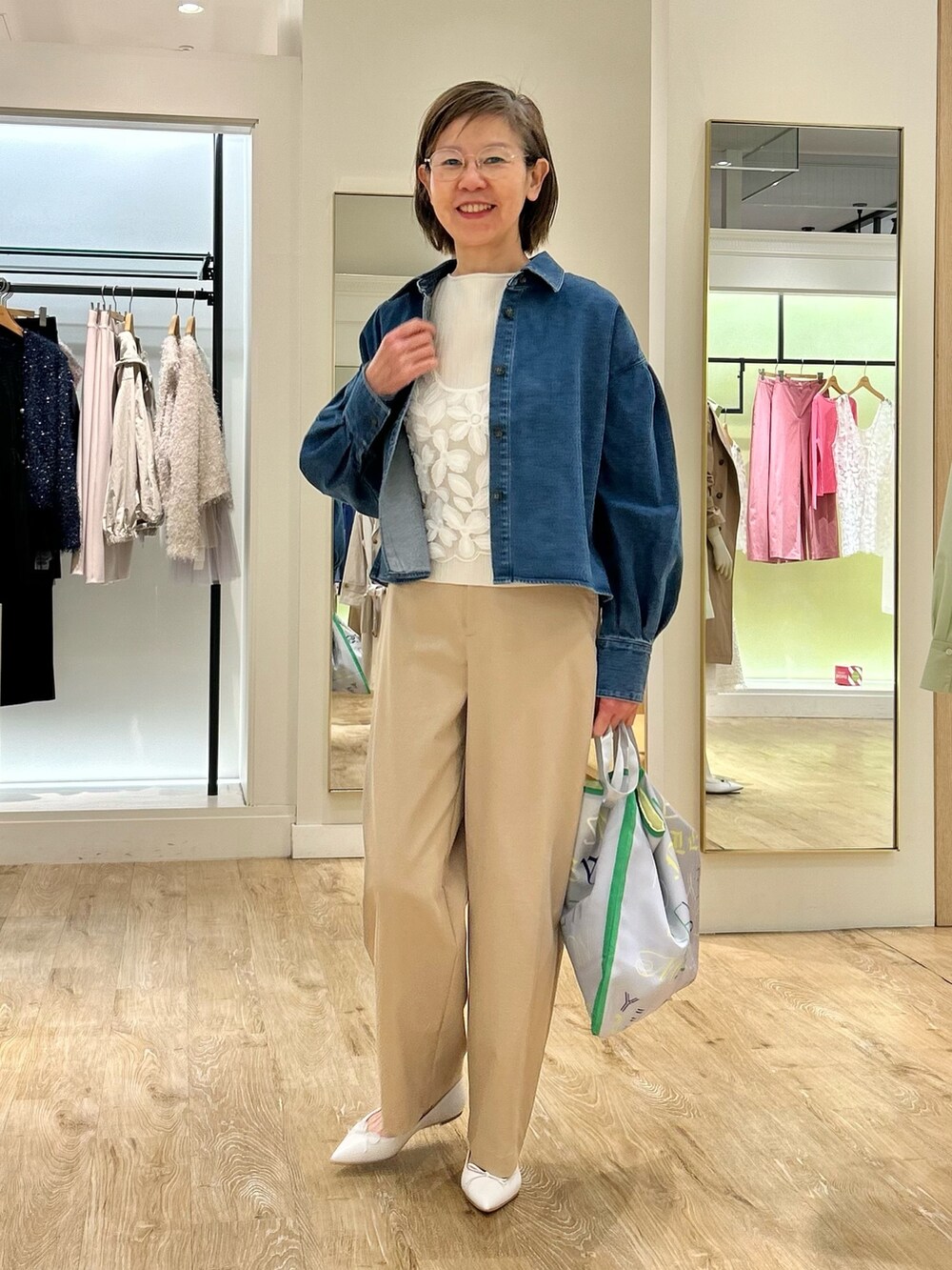 ホワイト系のバレエシューズ、ベージュ系のチノパンツ、ホワイト系のニット/セーターを着用したレディースの冬コーディネートの4枚目の写真