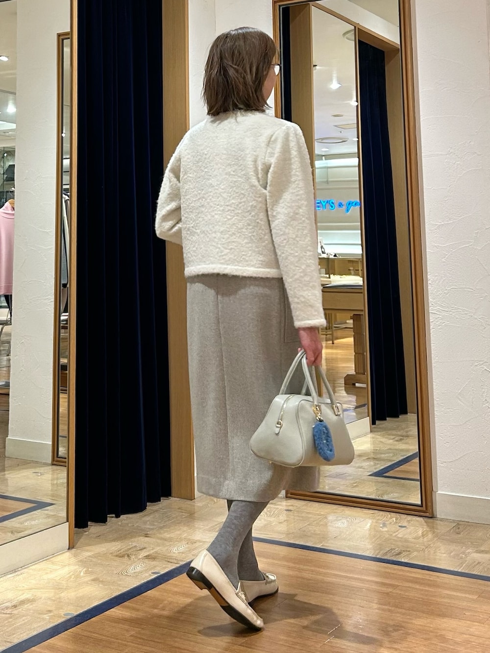 「ジャンパースカート、ニットジャケット、カーディガン、カーディガンコーデ、春色、春色コーデ、淡色コーデ、キレイめ、きれいめコーディネート、キレイめコーデ、大人コーデ、50代ファッション、50代コーデ」｜「NOLLEY’Sのウォッシャブルツイードジャンパースカート（ワンピース、グレー系）」を使った、umezawa_nolさん（レディース・167cm）の冬コーディネートの7枚目の写真