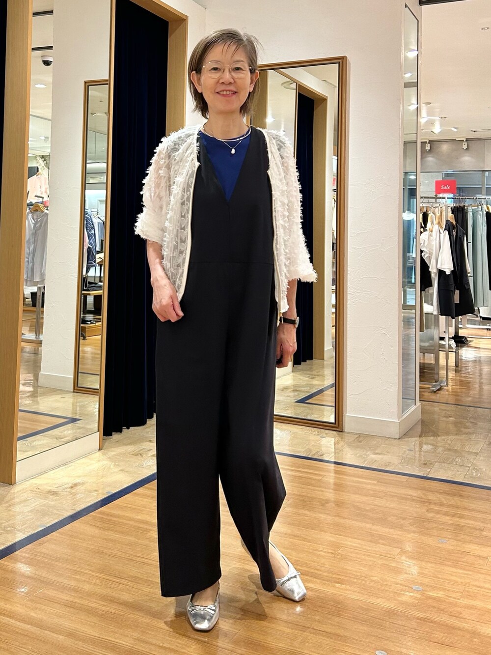 ブラック系のつなぎ/オールインワン、ホワイト系のブルゾン、ブルー系のTシャツ/カットソーを着用したレディースの夏コーディネートの4枚目の写真