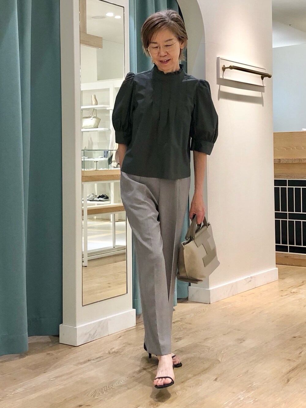 グレー系のその他パンツ、グレー系のシャツ/ブラウスを着用したレディースの夏コーディネートの4枚目の写真