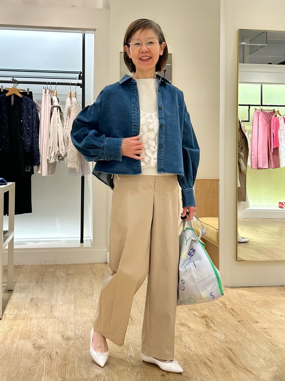 ホワイト系のバレエシューズ、ベージュ系のチノパンツ、ホワイト系のニット/セーターを着用したレディースの冬コーディネートの3枚目の写真